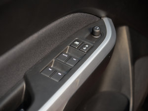 2016款1.6L 手动进取型 主驾车窗控制区	