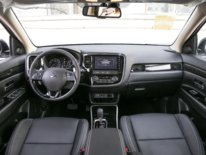 2019款2.4L 两驱致行版 国V 内饰全景
