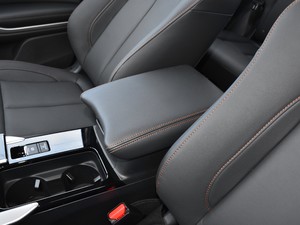 2021款1.5T CVT两驱信念版 中央扶手箱