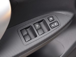 2021款1.5T CVT两驱信念版 主驾车窗控制区	