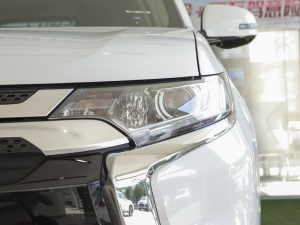 2021款2.0L 两驱畅享版 5座 大灯
