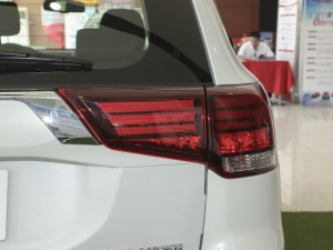 2021款2.0L 两驱畅享版 5座 尾灯