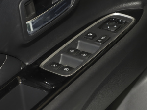 2021款2.0L 两驱畅享版 5座 主驾车窗控制区	