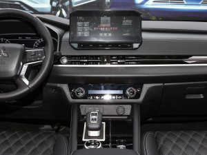 2023款1.5T CVT四驱尊耀版 7座 中控台