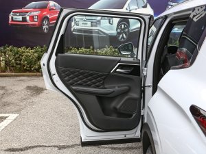 2023款1.5T CVT四驱尊耀版 7座 左后车门