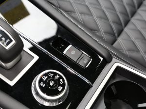 2023款1.5T CVT四驱尊耀版 7座 驻车制动器