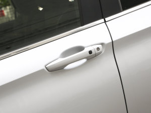 2023款1.5T CVT两驱卓越版 5座 主驾门拉手