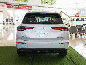 2023款1.5T CVT两驱尊享版 5座 正后	