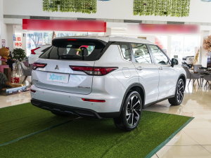 2023款1.5T CVT两驱尊享版 5座 右后45度