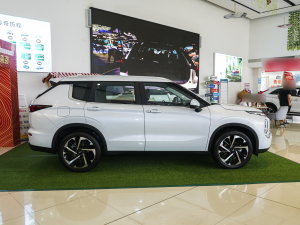 2023款1.5T CVT两驱尊享版 5座 正侧（右）