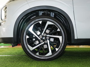 2023款1.5T CVT两驱尊享版 5座 轮圈
