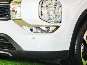 2023款1.5T CVT两驱尊享版 5座 前雾灯