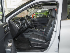 2023款1.5T CVT两驱尊享版 5座 前排空间