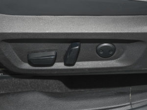 2023款1.5T CVT两驱尊享版 5座 主驾驶座椅调节