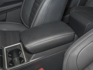 2023款1.5T CVT两驱尊享版 5座 中央扶手箱