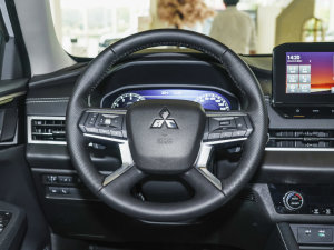 2023款1.5T CVT两驱尊享版 5座 方向盘