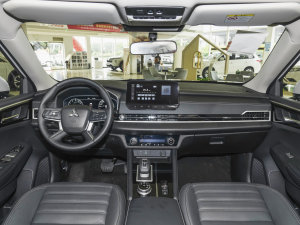 2023款1.5T CVT两驱尊享版 5座 内饰全景
