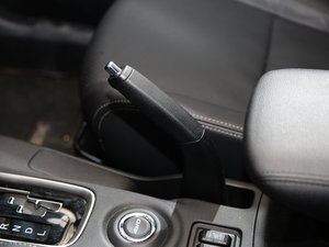 2016款2.4L 四驱5座精英版 驻车制动器