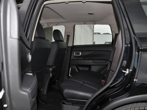 2017款2.0L 两驱5座荣耀版 后排空间