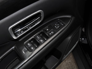 2017款2.0L 两驱5座荣耀版 主驾车窗控制区	