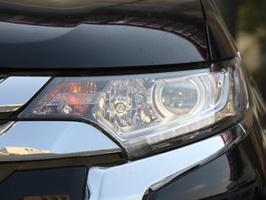 2018款2.0L 两驱荣耀版 大灯