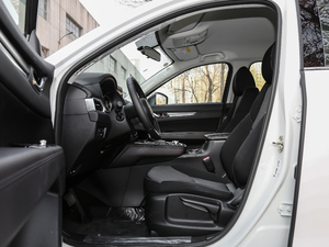 2019款2.5L 两驱豪华型 前排空间