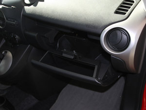 2011款炫动版 1.5L 手动超值型 手套箱