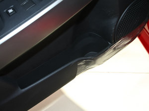 2011款炫动版 1.5L 手动超值型 前门储物空间