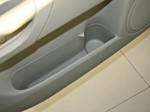 2010款经典款 1.6L 自动精英型 前门储物空间