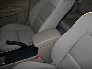 2010款经典款 1.6L 自动精英型 中央扶手箱