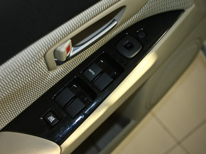 2010款经典款 1.6L 自动精英型 主驾车窗控制区	
