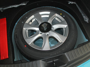2012款2.0L 自动豪华运动版 备胎