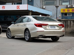 2019款260TURBO 精耀版 左后45度