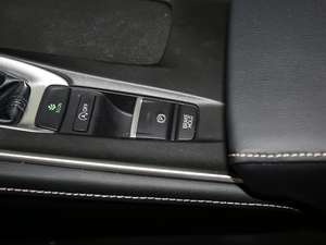 2019款260TURBO 精致版 驻车制动器
