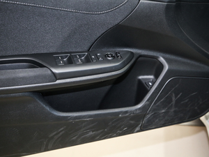 2019款220TURBO CVT劲动版 国VI 前门储物空间