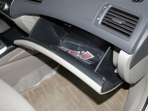 2009款1.8L 手动舒适版 手套箱