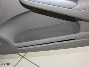 2009款1.8L 自动豪华版 前门储物空间