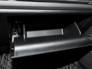 2022款240TURBO CVT燃擎版 手套箱