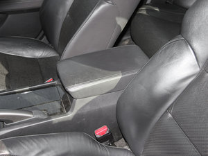 2009款2.4L TYPE-S 中央扶手箱