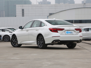 2022款260TURBO 精致版 左后45度