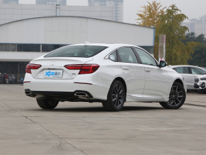 2022款260TURBO 精致版 右后45度