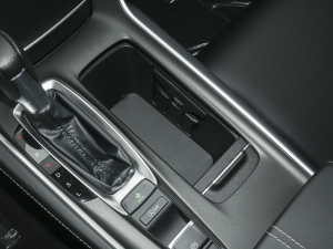 2022款260TURBO 典雅版 前排杯架