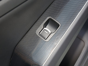 2023款2.0L e:HEV 劲速版 后排车窗控制区