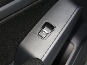 2023款2.0L e:HEV 先锋版 后排车窗控制区