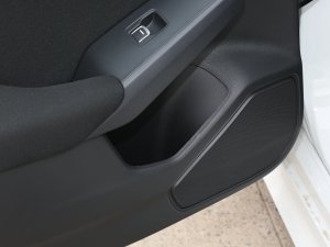 2023款240TURBO CVT劲势版 后门储物空间