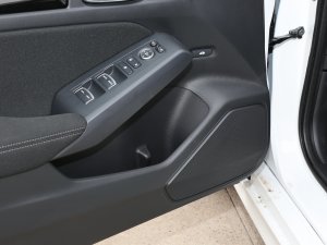 2023款240TURBO CVT劲势版 前门储物空间