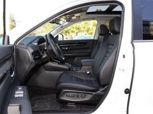 2023款240TURBO 四驱臻享版 5座 前排空间