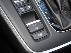 2023款240TURBO 四驱臻享版 5座 驻车制动器
