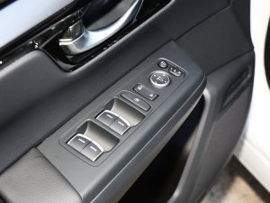 2023款240TURBO 四驱臻享版 5座 主驾车窗控制区	
