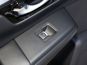 2023款240TURBO 四驱臻享版 5座 后排车窗控制区